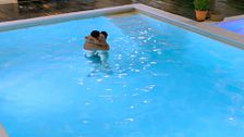 El íntimo baño de Luis y Nieves bajo la lluvia