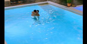 El íntimo baño de Luis y Nieves bajo la lluvia