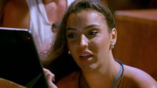 Alba se entera de lo que ha pasado entre David y Claudia fuera