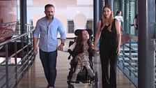 Clara, la niña con parálisis cerebral que puede comunicarse gracias al invento de sus padres: "Entenderla ha sido nuestro mayor logro"