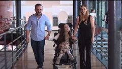 Clara, la niña con parálisis cerebral que puede comunicarse gracias al invento de sus padres: "Entenderla ha sido nuestro mayor logro"