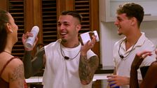 Los chicos dan una divertida bienvenida a Álex Girona en la fiesta
