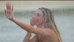 Yuli se marea en el espejo y Lucas se salta las normas para abrazarla