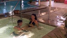 Alba y Álex se acercan más que nunca en el jacuzzi: "No te había visto sonreír hasta que ha venido él"