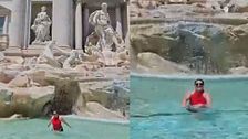 Una turista se lanza a la Fontana de Trevi en Roma y ruega al Policía que no la multe