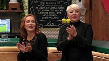 El espectacular recibimiento de una soltera a su cita cantando una ranchera junto a su hermana: “La vamos a liar”