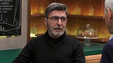 José se sincera con Carlos Sobera sobre el impacto de su prótesis capilar en su vida sentimental: “Me han llamado hasta las ex”