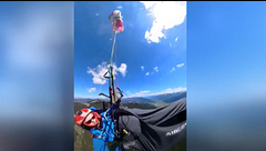 Miedo en el aire: así son las imágenes del impactante choque entre una avioneta y una parapentista en los Alpes