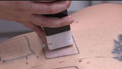 Comprobamos 'in situ' los test a los que se someten las cremas solares para proteger la piel de los rayos ultravioleta