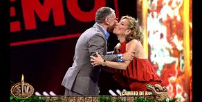 El guiño de Jorge Javier a la madre de Claudia tras abandonar el plató por el reto que ha aceptado la superviviente: "Venga, ¡me lo corto!"
