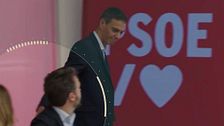 La palmadita en el hombro de Sánchez al hombre señalado por las 'cloacas'