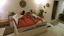 Christian deja entrar a Ainhoa a su habitación y duermen juntos