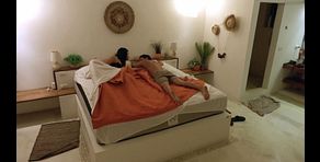 Christian deja entrar a Ainhoa a su habitación y duermen juntos