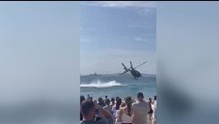 La espectacular maniobra de un piloto de helicóptero de la Guardia Civil durante una exhibición en Vigo evitó un choque contra el agua