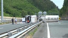 Mueren cinco policías forales en un accidente de tráfico tras chocar una furgoneta con un camión cisterna en Elgoibar, Guipúzcoa