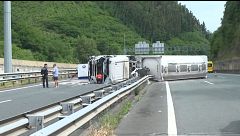 Mueren cinco policías forales en un accidente de tráfico tras chocar una furgoneta con un camión cisterna en Elgoibar, Guipúzcoa