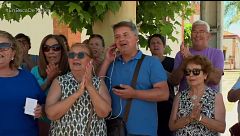 Un cura de Sevilla se niega a dar la comunión a una madre por inseminación in vitro: “Dice que nos daría veneno por no estar consagrados”