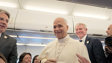 Así ha sido el viaje en avión del papa León XIV camino de España y sus primeros minutos en Madrid
