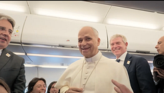 Así ha sido el viaje en avión del papa León XIV camino de España y sus primeros minutos en Madrid