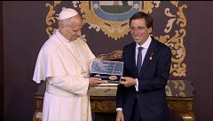 Almeida entrega la Llave de Oro de la Villa de Madrid al papa León XIV en el Palacio de Cibeles