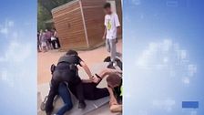 Los amigos de un detenido se llevan el botín mientras le está deteniendo la policía