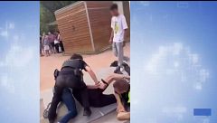Los amigos de un detenido se llevan el botín mientras le está deteniendo la policía