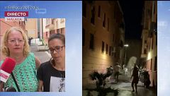 Dos vecinas de Málaga luchan contra el botellón a manguerazos: están hartas de que orinen en su portal