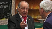 Juan Carlos pilla por sorpresa a Carlos Sobera al confesar quién es su tipo ideal: “Como la madre de la antigua camarera, Elsa Anka”