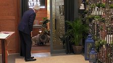 La entrada triunfal de Mario al restaurante de ‘First Dates’ haciendo flexiones: "Por mi madre y mi hermano"