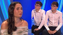 Se derrumba al conocer a sus hermanos gemelos tras 18 años de búsqueda: "Nunca os hemos abandonado"