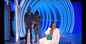 Can Yaman sorprende a Carmen, una cordobesa que tiene un corpóreo suyo a tamaño real en el salón
