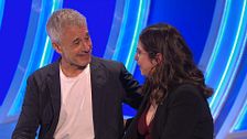 Dos hermanas homenajean a su madre fallecida con la presencia de Sergio Dalma: “Ella era tu mayor fan”