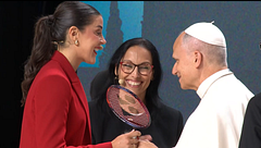 Carolina Marín le entrega una raqueta de bádminton a León XIV en el Movistar Arena: "El deporte es un puente de solidaridad"