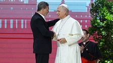 La gran confesión de Antonio Banderas frente al papa León XIV en el Movistar Arena: "Soy víctima del hechizo de Dios"