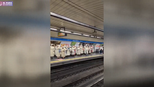 El metro de Madrid se inunda de coros religioso por la visita del papa León XIV a la capital