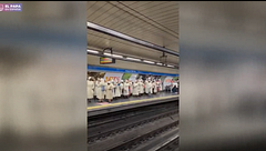 El metro de Madrid se inunda de coros religioso por la visita del papa León XIV a la capital