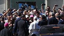 El papa León XIV se salta el protocolo tras finalizar su discurso en el Congreso y se acerca a saludar a la multitud