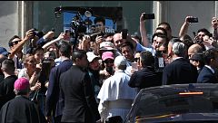 El papa León XIV se salta el protocolo tras finalizar su discurso en el Congreso y se acerca a saludar a la multitud