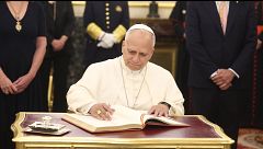 El momento en el que el papa León XIV firma el libro de honor del Congreso
