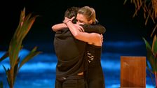 El abrazo de Sandra Barneda a un Lucas roto en la hoguera: “Piensa en ti”