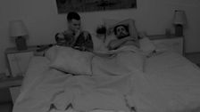 Lucas y Miguel duermen juntos y comparten las preocupaciones que les impide dormir: "Soldados caídos en batalla"