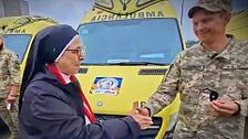 Las ambulancias de ‘Todo es mentira’ llegan a Kiev tras un viaje de más de 2.500 kilómetros