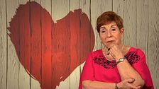 Sagrario se fija hasta en los pequeños detalles de su octogenaria cita: "Me fijo en la boca y la dentadura es suya"