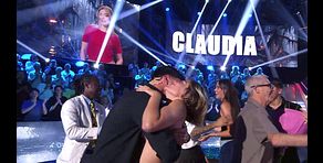 Claudia protagoniza una efusiva entrada a plató y se reencuentra con su novio