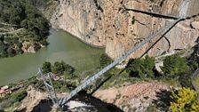 Inauguran el puente colgante del caminito del Rey a 110 metros de altura: es la pasarela más larga de España
