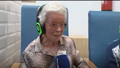 La discoteca silenciosa de Maracena con la que se ayuda a despertar los recuerdos de los mayores: "Te da fuerza para seguir viviendo"