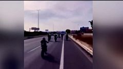 Detienen en Valencia a seis motoristas, entre ellos dos menores, por ir en grupo haciendo caballitos y reteniendo el tráfico en la A-7