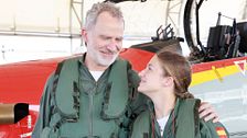 La princesa Leonor y el rey Felipe realizan su primer vuelo juntos ante el fin de curso militar