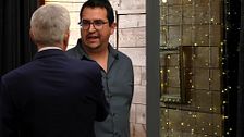Carlos Sobera se parte de risa ante las palabras de un soltero al verle: "Vine una vez y no estabas... es como si vas a Disney y no está Mickey Mouse"