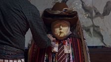 'Viajeros Cuatro' visita a Maximón: la deidad maya que cambia de hogar cada año y que se le ofrece alcohol y tabaco